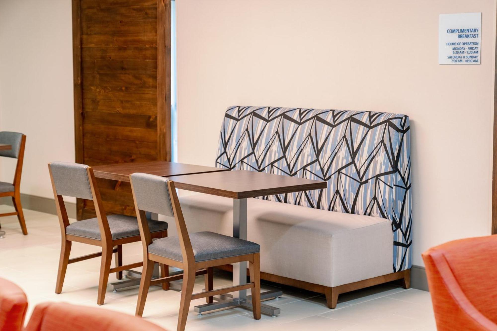 Holiday Inn Express Hotel Raleigh Southwest By Ihg Bagian luar foto